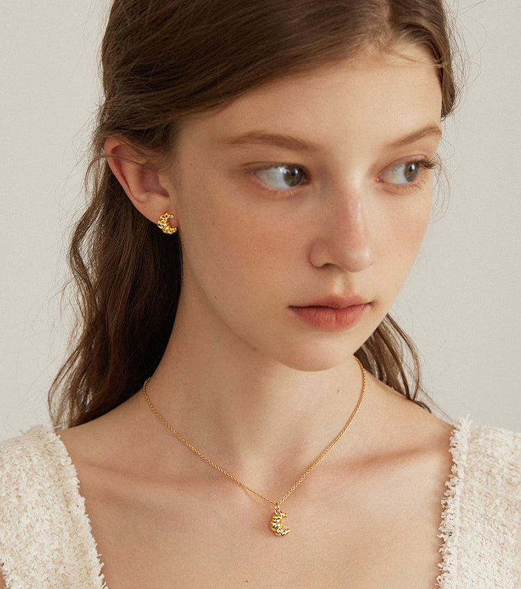 EVESENSE Cute Croissant Metal Necklace Premium Simple Niche Design Sense Gold Retro Clavicle Chain Woman
