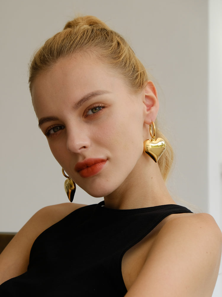 Fashionable and high-end personality big love hollow earrings three-dimensional peach heart delicate high-fidelity real gold electroplated earrings