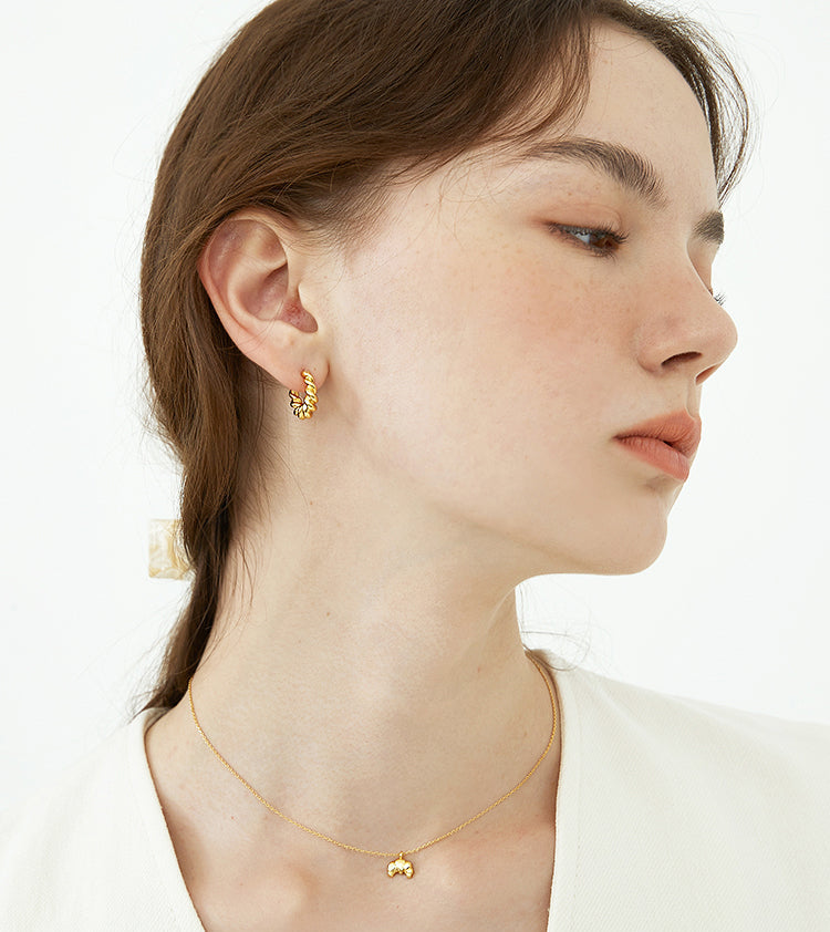 EVESENSE Caramel Croissant French Vintage Twist Earrings Niche Simple Gold European and American Light Luxury Earrings