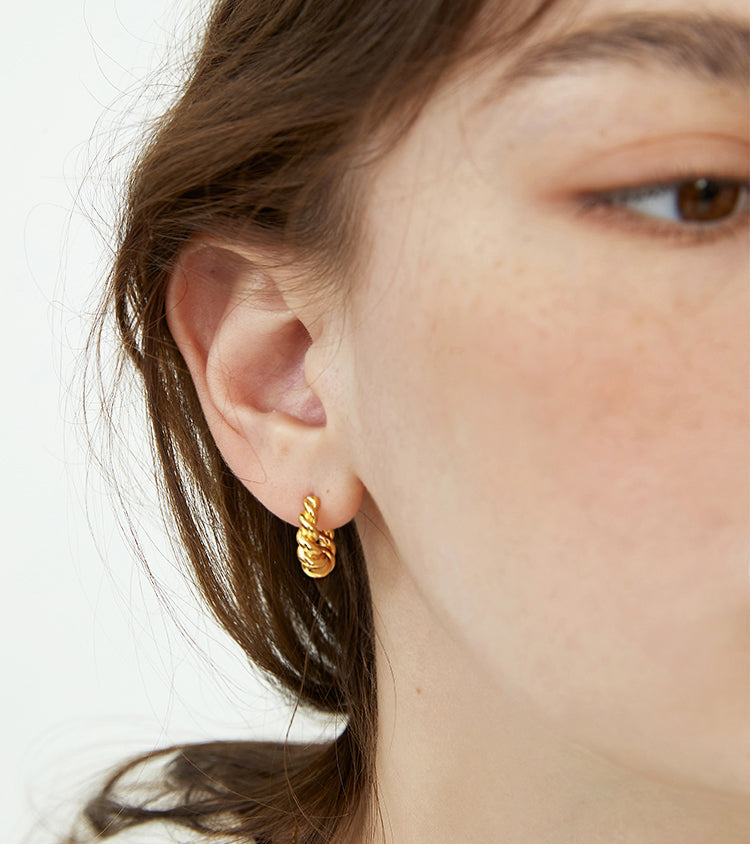 EVESENSE Caramel Croissant French Vintage Twist Earrings Niche Simple Gold European and American Light Luxury Earrings