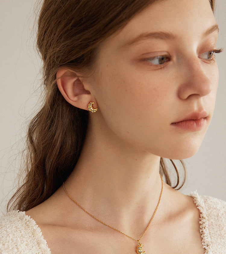 EVESENSE Cute Croissant Metal Necklace Premium Simple Niche Design Sense Gold Retro Clavicle Chain Woman