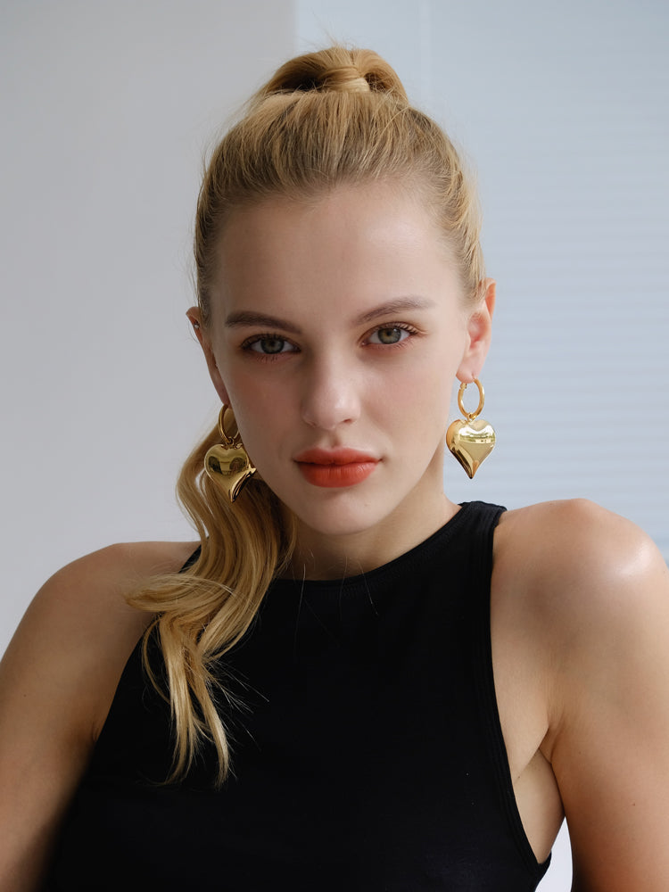Fashionable and high-end personality big love hollow earrings three-dimensional peach heart delicate high-fidelity real gold electroplated earrings