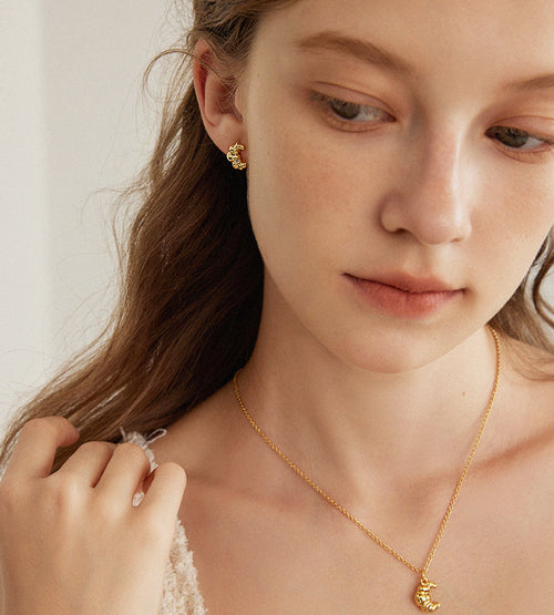 EVESENSE Cute Croissant Metal Necklace Premium Simple Niche Design Sense Gold Retro Clavicle Chain Woman