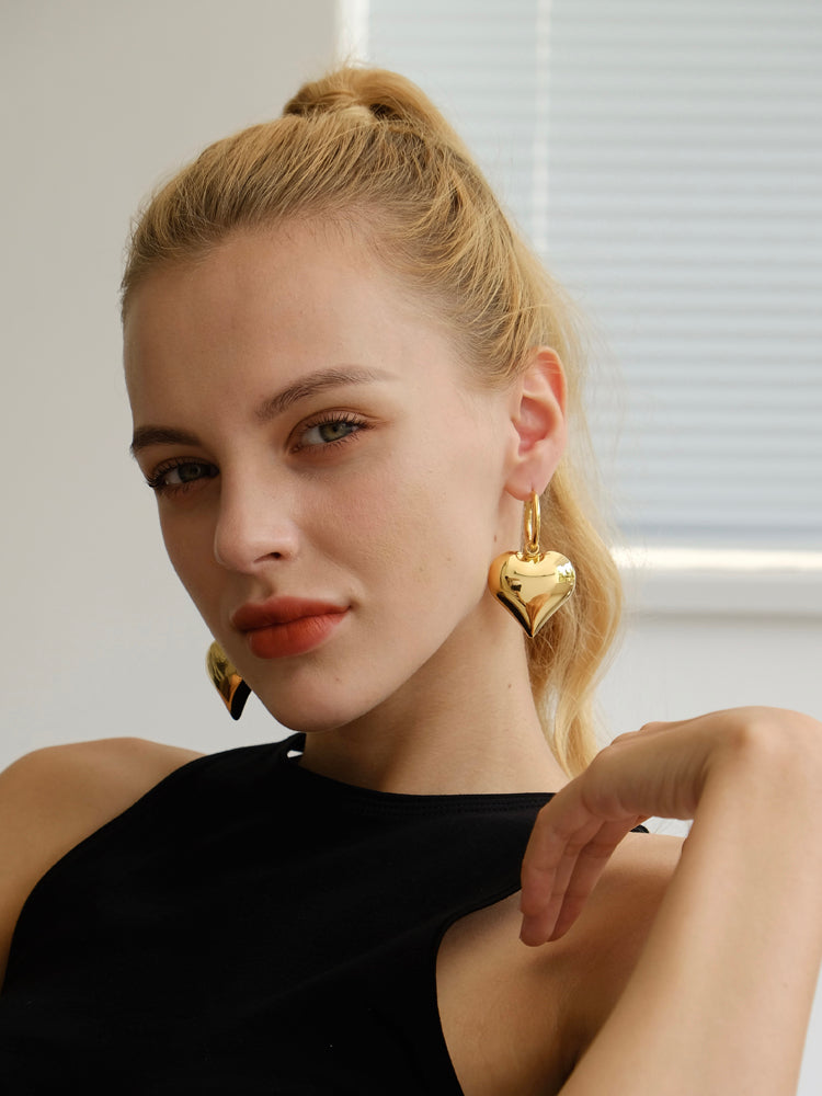 Fashionable and high-end personality big love hollow earrings three-dimensional peach heart delicate high-fidelity real gold electroplated earrings