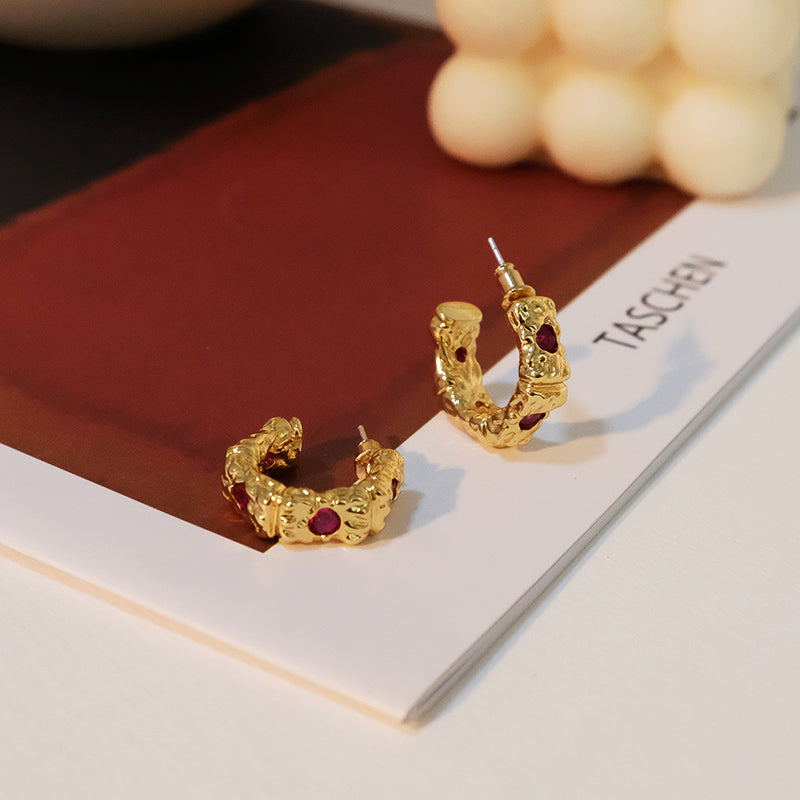 The upper ear is beautiful, niche design, light luxury, carved retro, irregular circle earrings, rubies, fashionable stud earrings, temperament