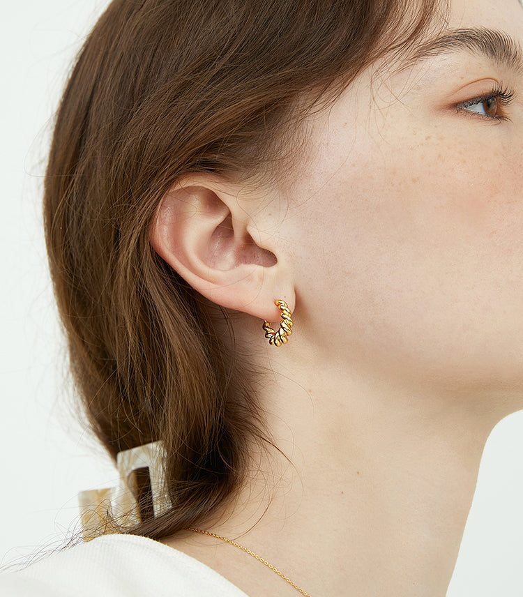 EVESENSE Caramel Croissant French Vintage Twist Earrings Niche Simple Gold European and American Light Luxury Earrings