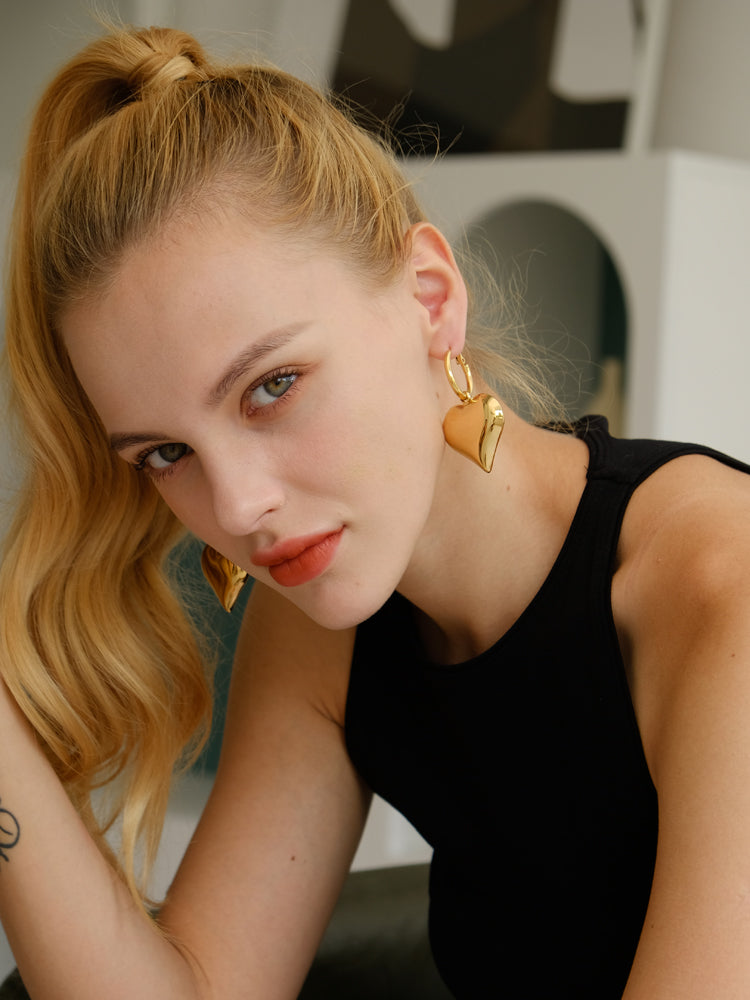 Fashionable and high-end personality big love hollow earrings three-dimensional peach heart delicate high-fidelity real gold electroplated earrings