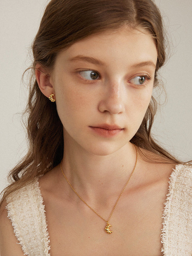 EVESENSE Cute Croissant Metal Necklace Premium Simple Niche Design Sense Gold Retro Clavicle Chain Woman