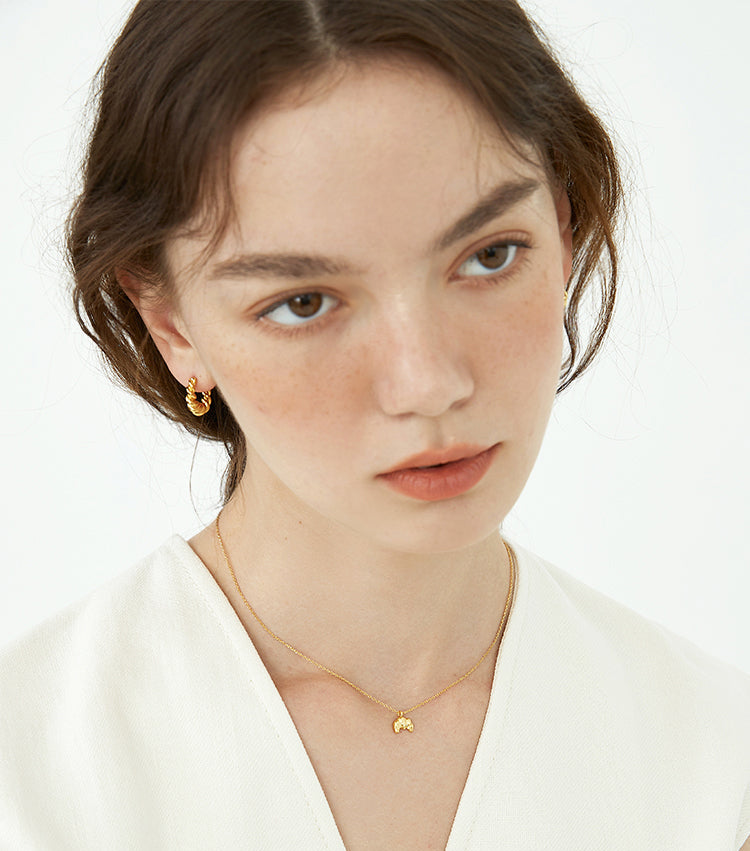 EVESENSE Caramel Croissant French Vintage Twist Earrings Niche Simple Gold European and American Light Luxury Earrings