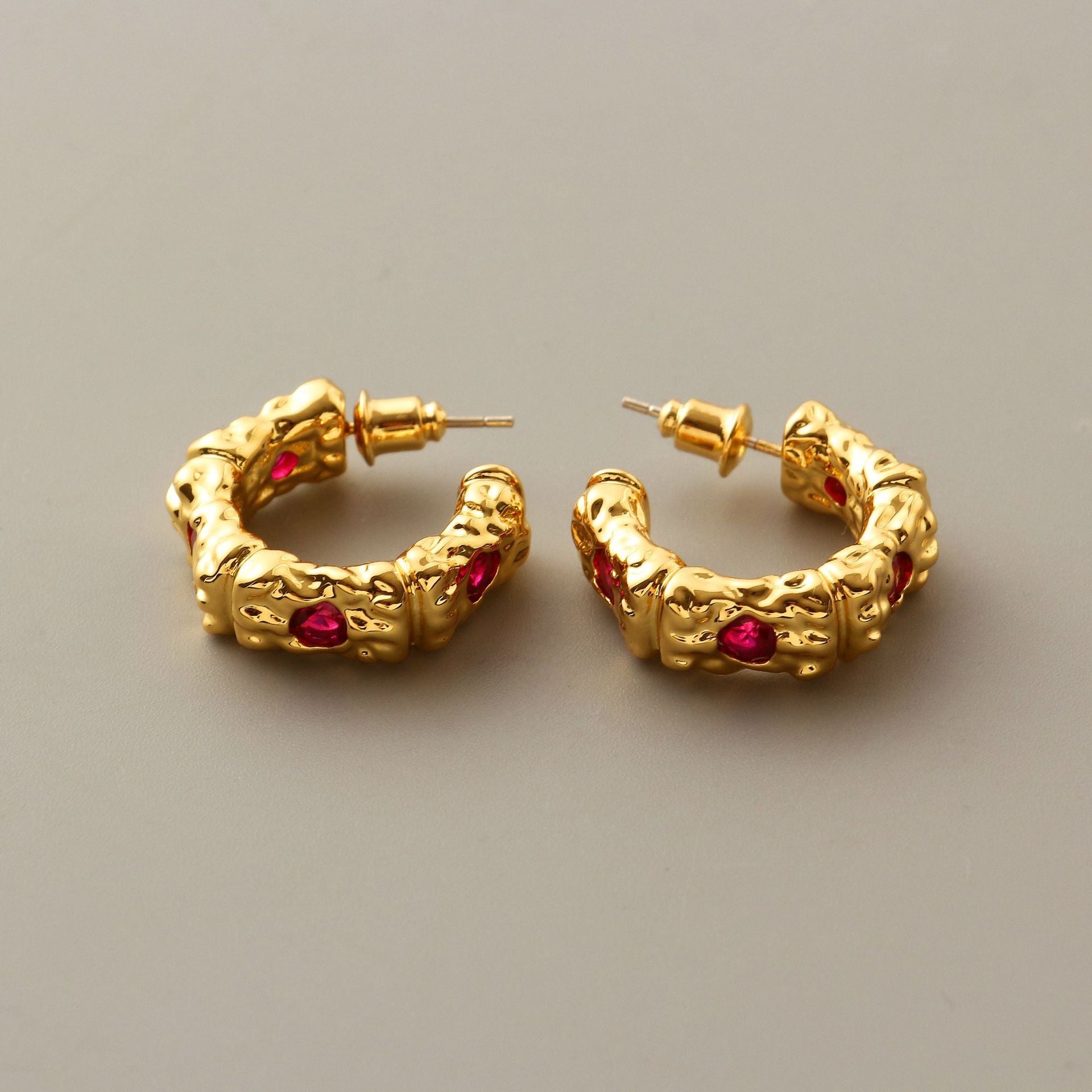 The upper ear is beautiful, niche design, light luxury, carved retro, irregular circle earrings, rubies, fashionable stud earrings, temperament